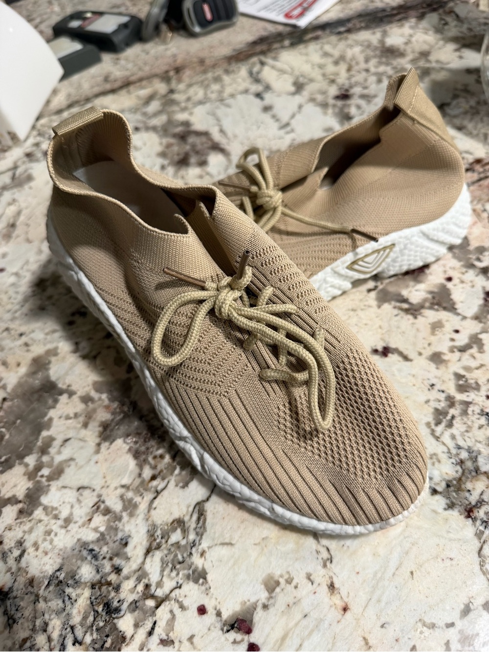 Women’s Tan & White Lightweight Knit 39 EUR 8.5 Shoes Sneakers W/ Stretch Heel